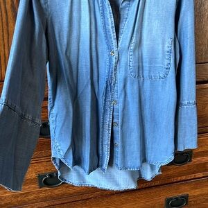 Woman’s size small. “Cloth & Stone” denim long sleeve top. Excellent condition.